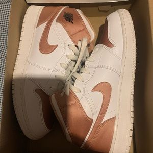 Jordan 1 mid